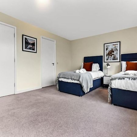 Large Group & Contractor Booking! Duplex W/Parking 밀턴 케인즈 외부 사진