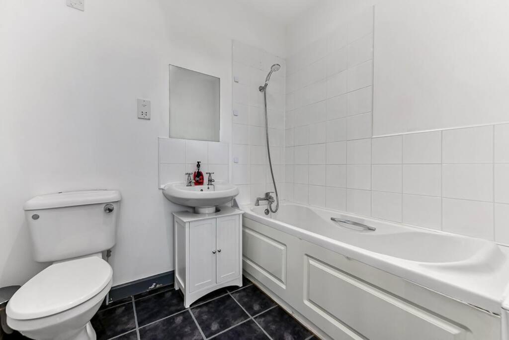 Large Group & Contractor Booking! Duplex W/Parking 밀턴 케인즈 외부 사진