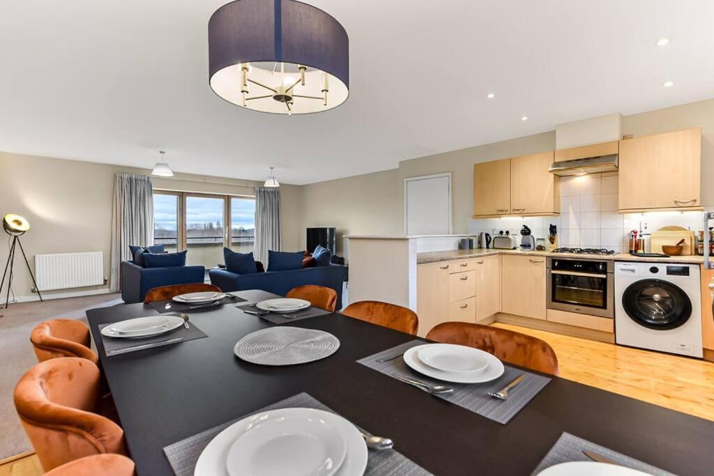 Large Group & Contractor Booking! Duplex W/Parking 밀턴 케인즈 외부 사진
