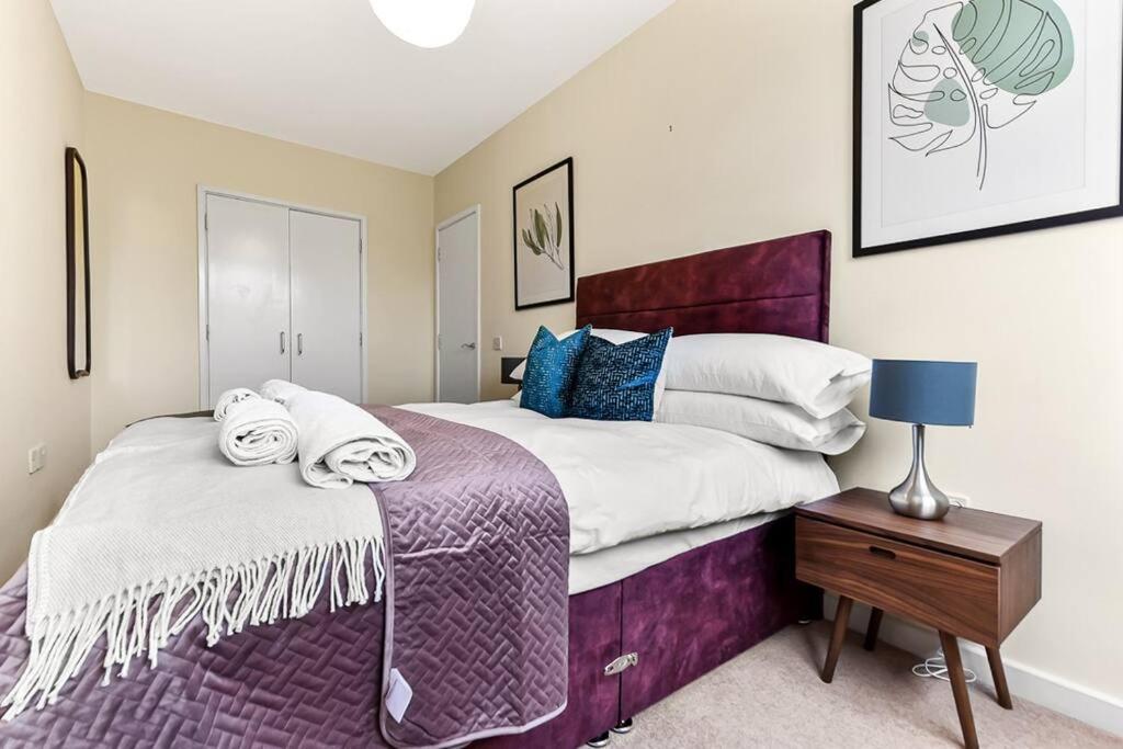 Large Group & Contractor Booking! Duplex W/Parking 밀턴 케인즈 외부 사진