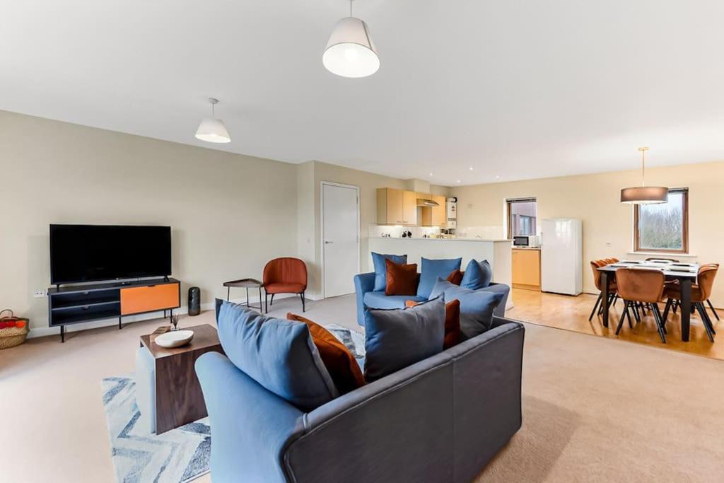 Large Group & Contractor Booking! Duplex W/Parking 밀턴 케인즈 외부 사진