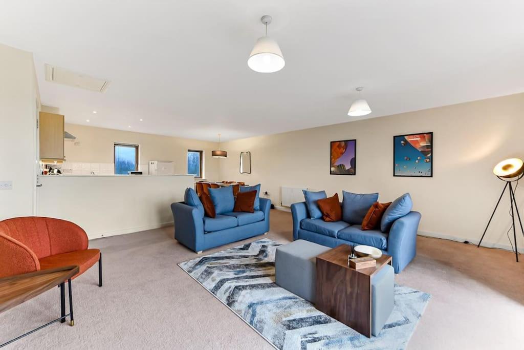 Large Group & Contractor Booking! Duplex W/Parking 밀턴 케인즈 외부 사진